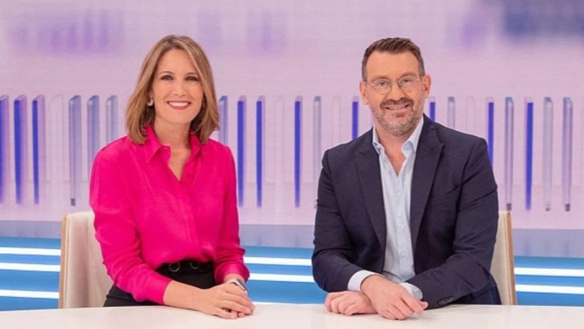 Silvia Intxaurrondo y Marc Sala en el nuevo plató de 'La Hora de La 1'