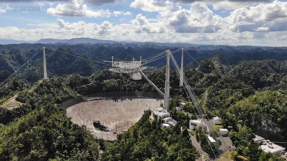 El radiotelescopio Arecibo se encuentra ubicado en un cráter de Puerto Rico.