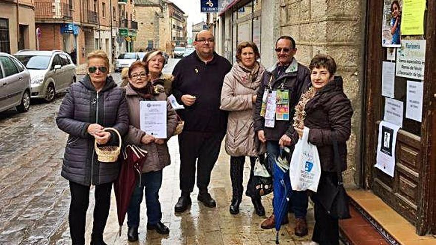 Ángel García, en el centro de la imagen, posa junto a otros miembros y responsables de la asociación.