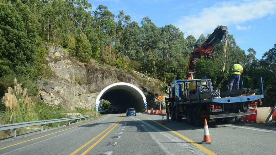 Obras de ampliación del Corredor do Morrazo en el tramo del túnel de Montealegre, en Domaio. // G. Núñez