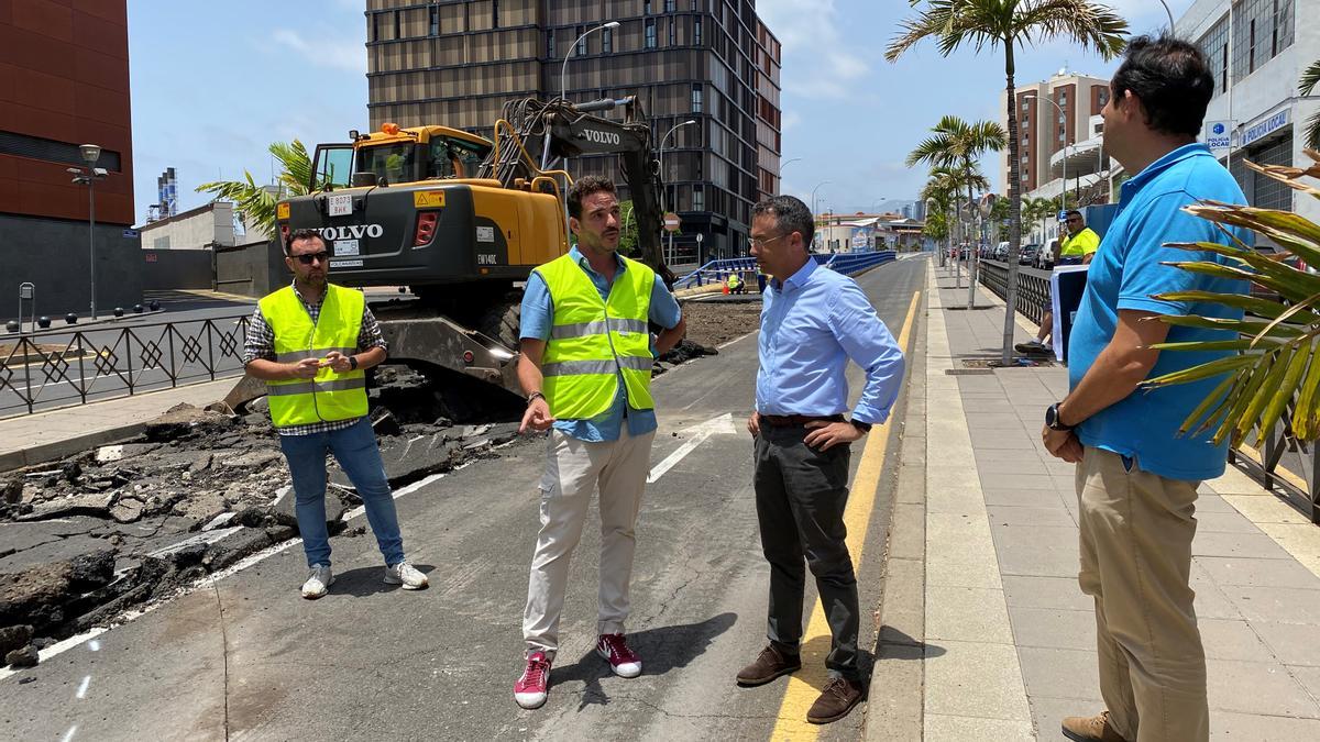 El concejal de Servicios Públicos en Santa Cruz, Carlos Tarife, visita la zona de obra del carril bus.