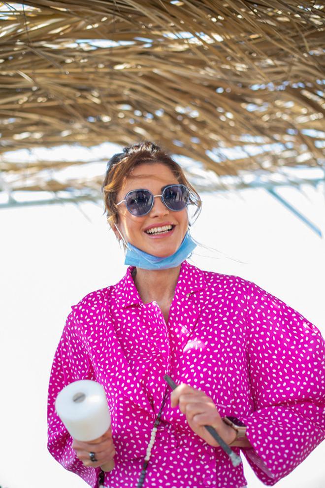 Rania de Jordania, con camisa rosa de Off-White