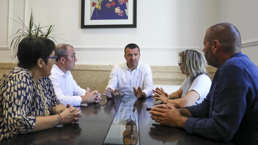 Vicent Mompó con el alcalde y los representantes del Ayuntamiento de Càrcer.