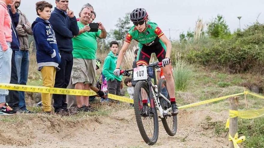 La mosense Susana Alondo, durante una prueba de ciclismo de montaña. // FDV