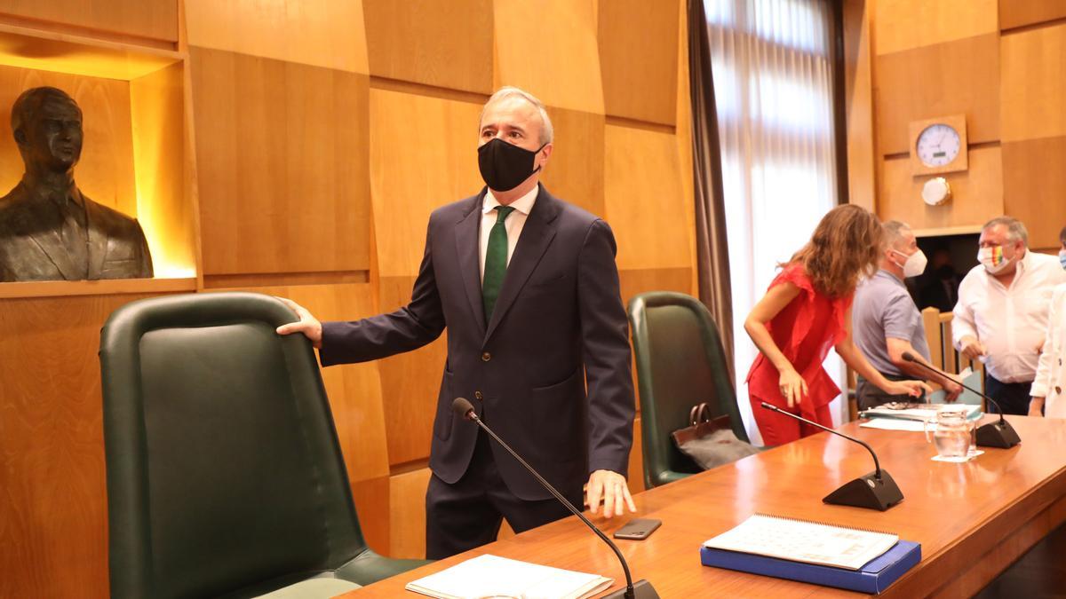 El alcalde de Zaragoza, Jorge Azcón, ayer antes de que comenzara el pleno en el ayuntamiento.