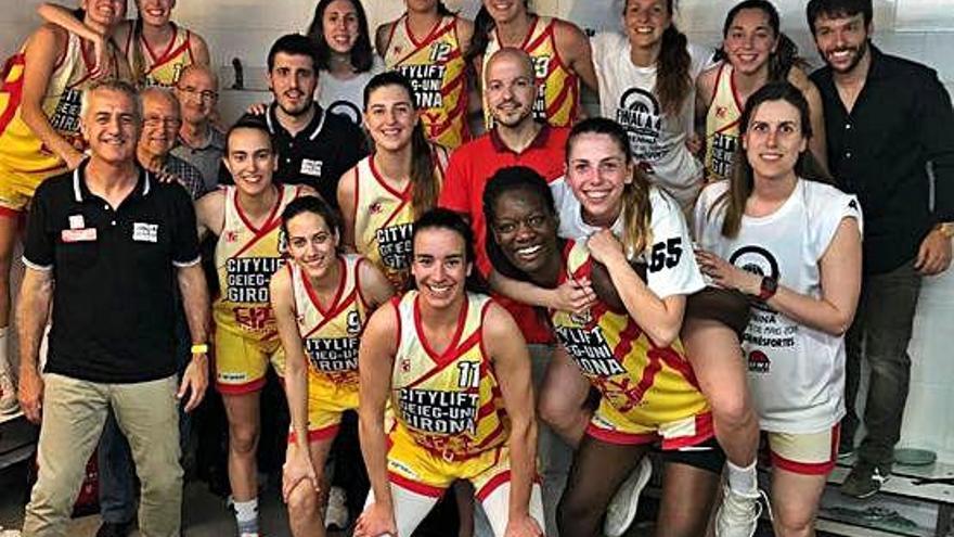 El Citylift GEiEG Uni celebrant l&#039;ascens a Lliga Femenina-2.