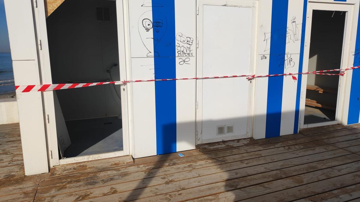 Destrozos en las puertas de baños para personas con movilidad reducida en Benicàssim.