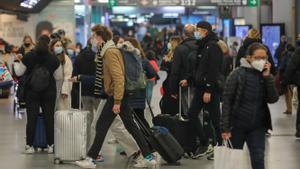 Varios viajeros en la Estación de Atocha (Madrid), en vísperas de Nochevieja.