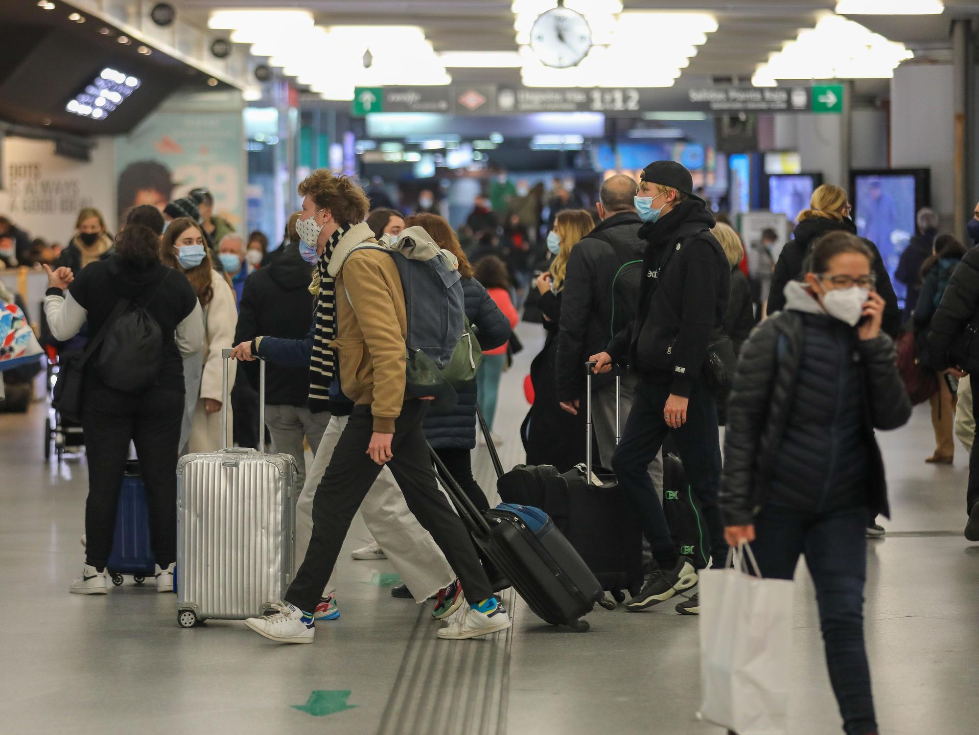 Varios viajeros en la Estación de Atocha (Madrid), en vísperas de Nochevieja.