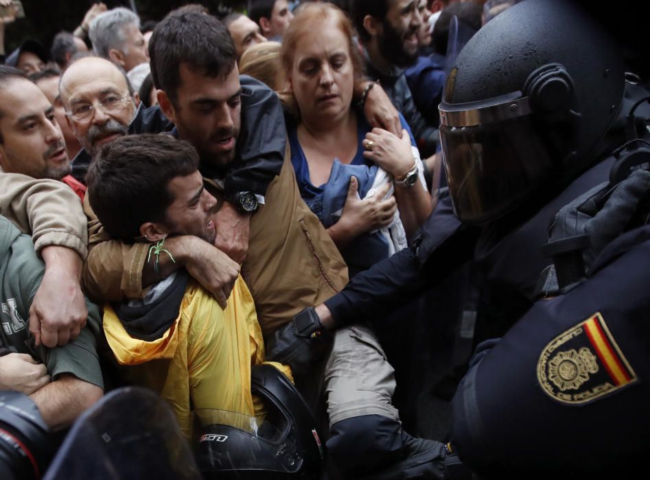 La jornada del 1-O en Cataluña, en imágenes