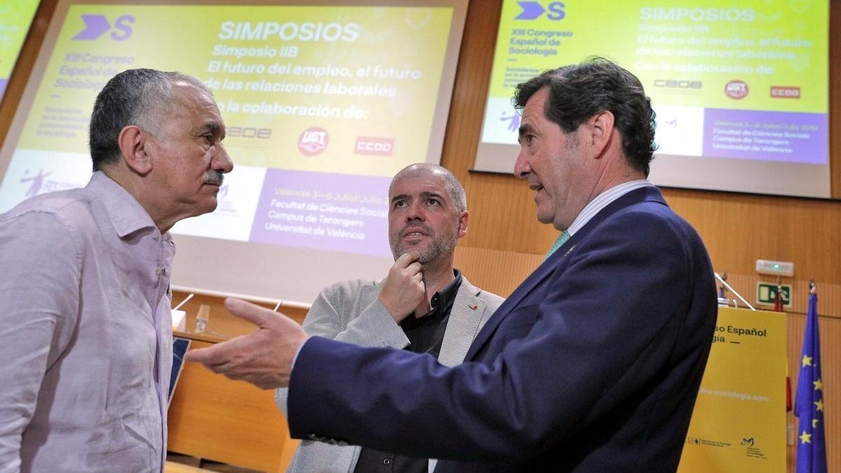 El presidente de la CEOE, Antonio Garamendi (derecha), conversa con el secretario general de UGT, Pepe Álvarez (izquierda) y el de CCOO, Unai Sordo (centro).