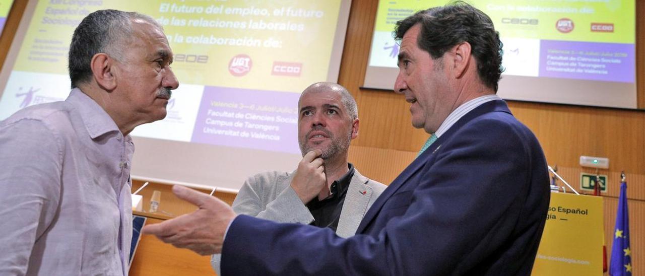 El presidente de la CEOE, Antonio Garamendi (derecha), conversa con el secretario general de UGT, Pepe Álvarez (izquierda) y el de CCOO, Unai Sordo (centro).