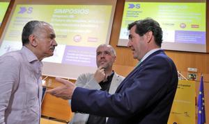 El presidente de la CEOE, Antonio Garamendi (derecha), conversa con el secretario general de UGT, Pepe Álvarez (izquierda) y el de CCOO, Unai Sordo (centro).