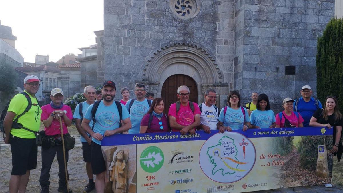 El grupo de caminantes que participó en la caminata de Roteiros de Lalín en Xinzo.