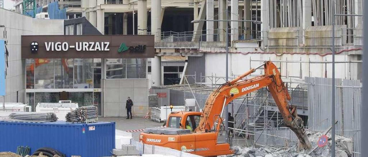 Acceso a la estación provisional de Urzáiz, situada ahora entre las obras del complejo Vialia y la estación de autobuses. // Alba Villar