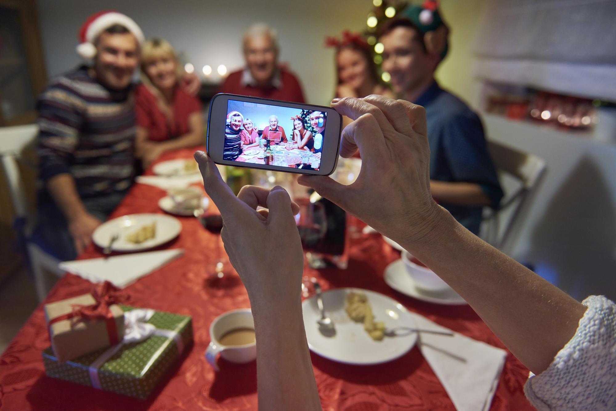 Una familia se reúne en torno a una mesa por Navidad