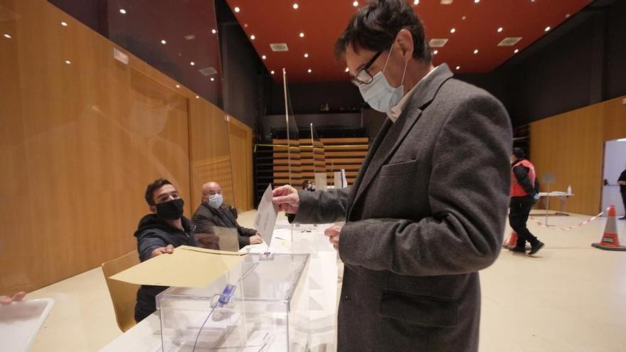 Salvador Illa vota en La Roca del Vallès