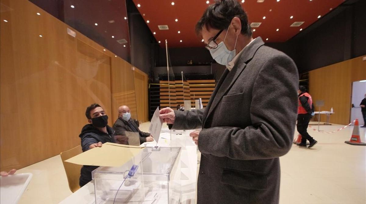 Salvador Illa vota en La Roca del Vallès.