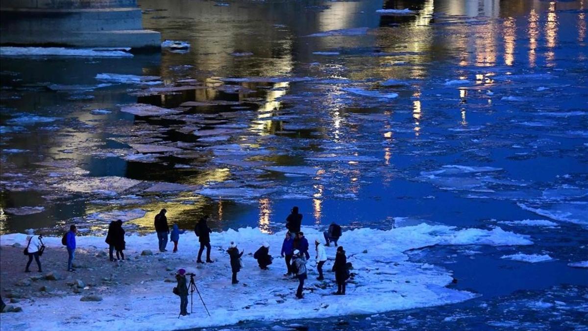 Témpanos de hielo flotan en el agua del río Danubio en Budapest.