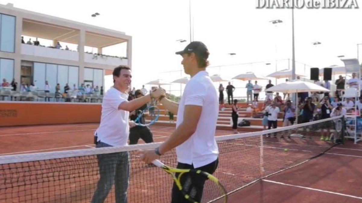 Abel Matutes y Rafa y Toni Nadal en la academia de tenis de Manacor.