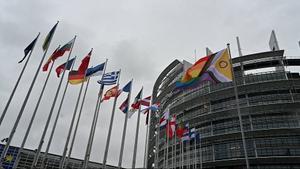Izan la bandera del progreso en edificios europeos con motivo del Día Internacional contra la Homofobia, la Bifobia y la Transfobia