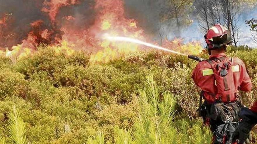 Un soldado de la UME, durante la extinción del gran incendio.