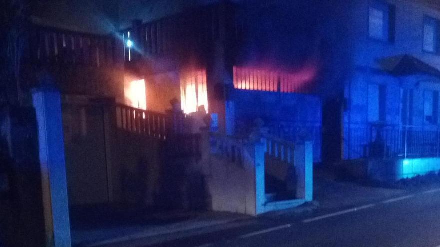 Seis personas rescatadas tras el incendio de un garaje en Cabral