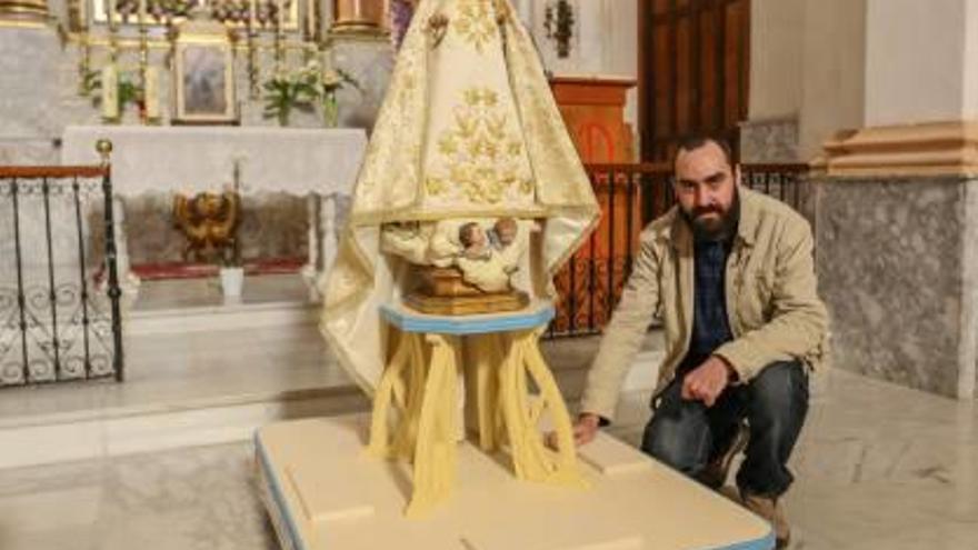 Carlos Manzanera, en la Iglesia de los Santos Juanes, junto al modernista trono que ha elaborado para la Virgen de la Encarnación. A la derecha, tallando una figura.