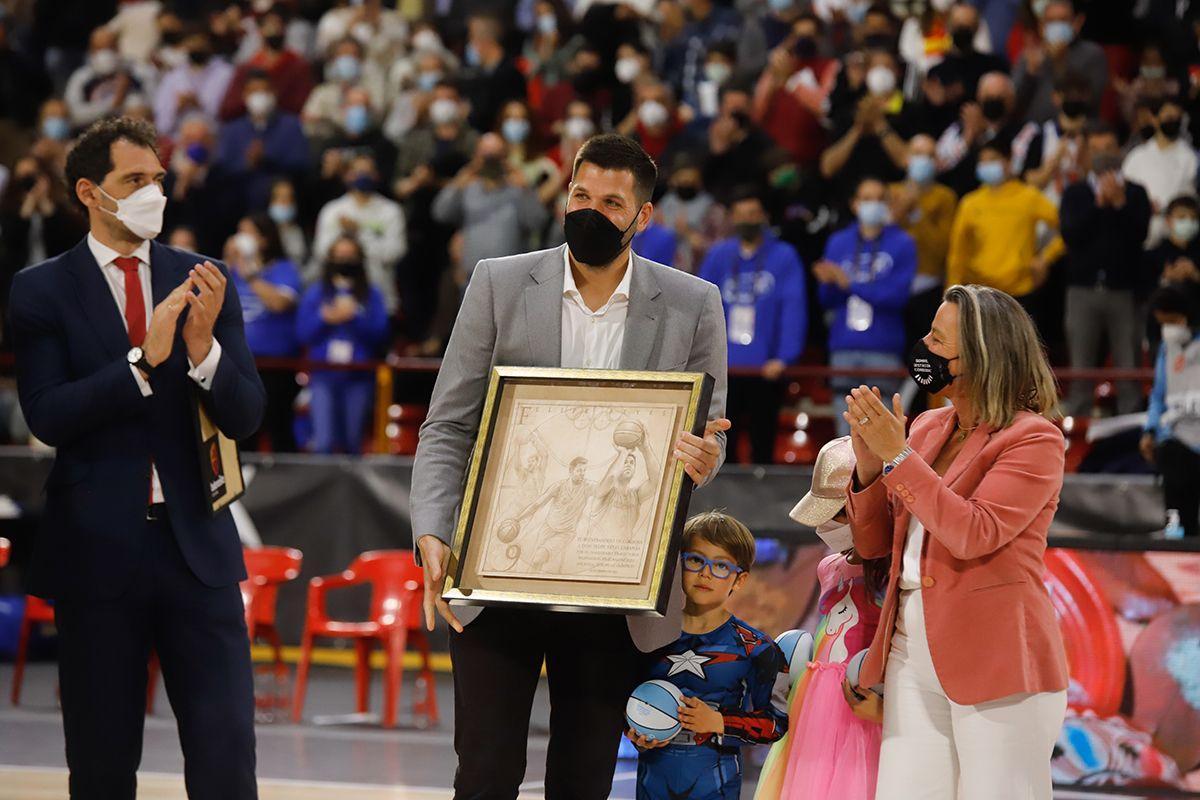 Felipe Reyes recibe un homenaje del Ayuntamiento en Vista Alegre en el partido España-Ucrania, en 2021.