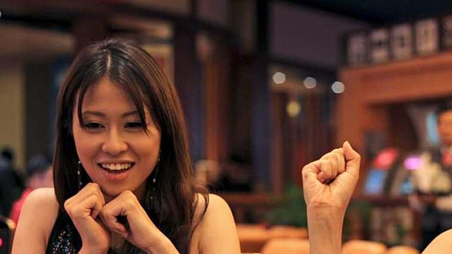 Una joven asiática juega en un casino de Macao.
