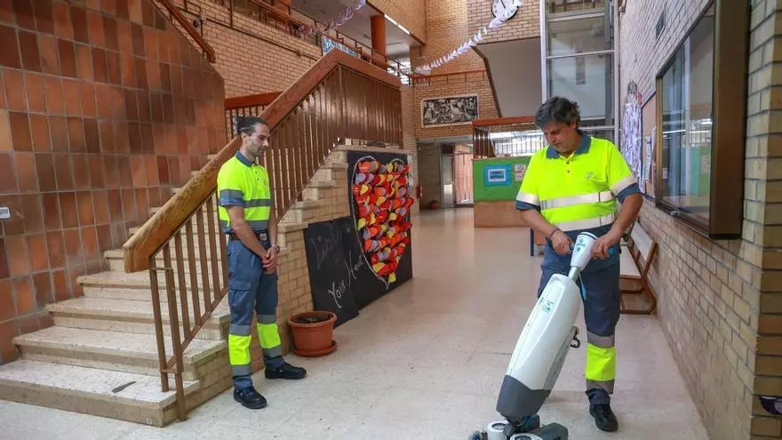 VÍDEO | Los colegios de Sevilla estrenan el nuevo contrato privado de limpieza