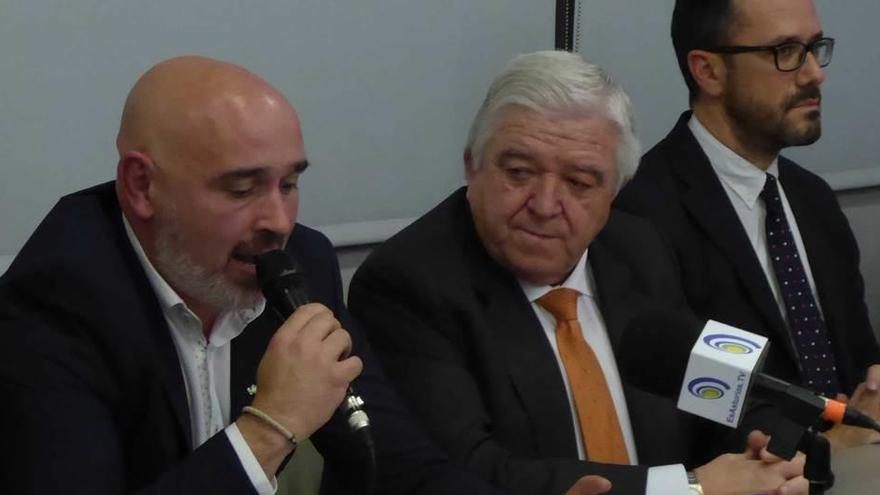 Alejandro Álvarez, junto a Rodolfo Espina, presidente de Vox Asturias, e Ignacio Blanco, miembro de la ejecutiva provincial.