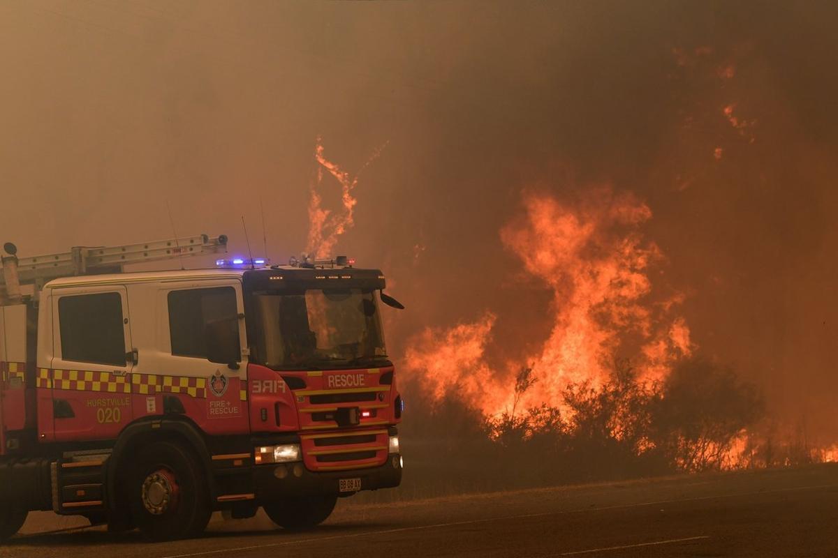 Tahmoor (Australia), 19/12/2019.- New South Wales (NSW) Rural Fire Service (RFS) officers work on a blaze threatening homes along the Old Hume Highway near the town of Tahmoor, NSW, Australia, 19 December 2019. Soaring temperatures exceeding 40 degrees Celsius and north westerly winds are fanning a number of fires around Sydney. (Incendio) EFE/EPA/DEAN LEWINS AUSTRALIA AND NEW ZEALAND OUT