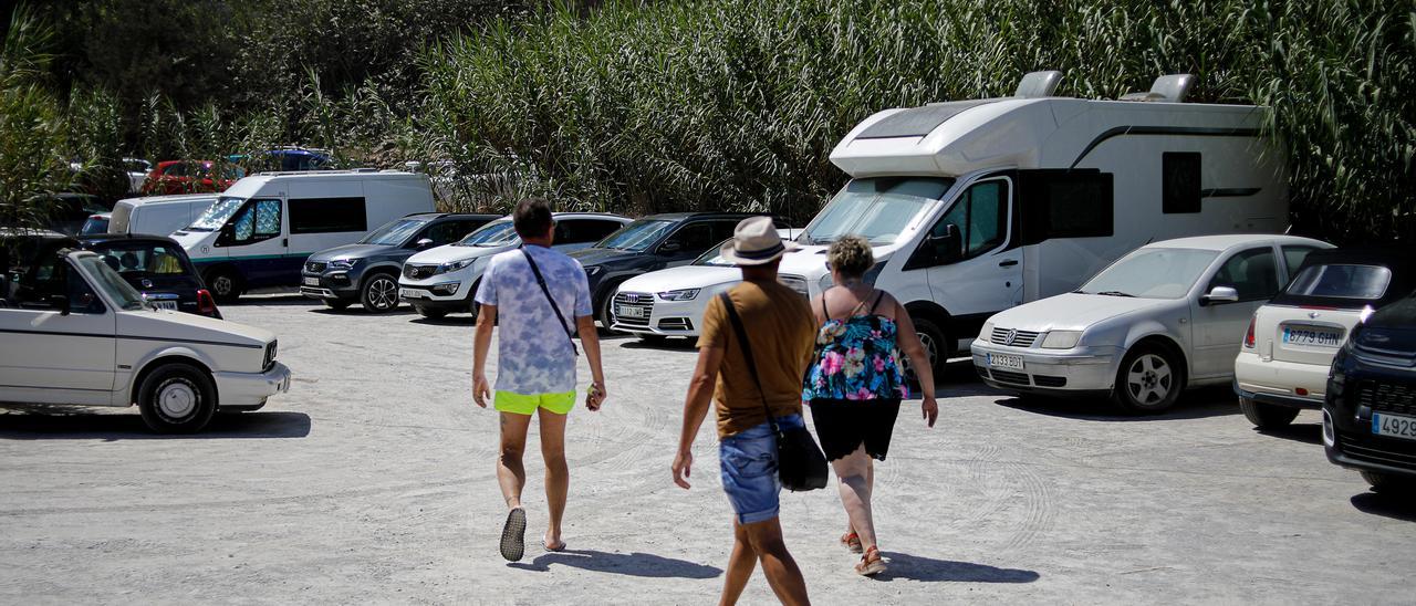 Varias caravanas en un estacionamiento cercano a Cala Xarraca.