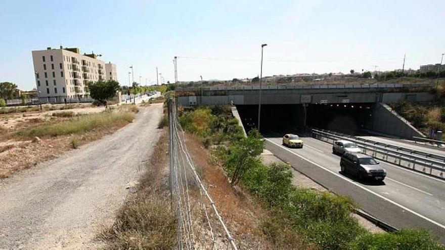 Imagen de ayer de los bloques de L&#039;Alquería muy cercanos al túnel de la autovía.