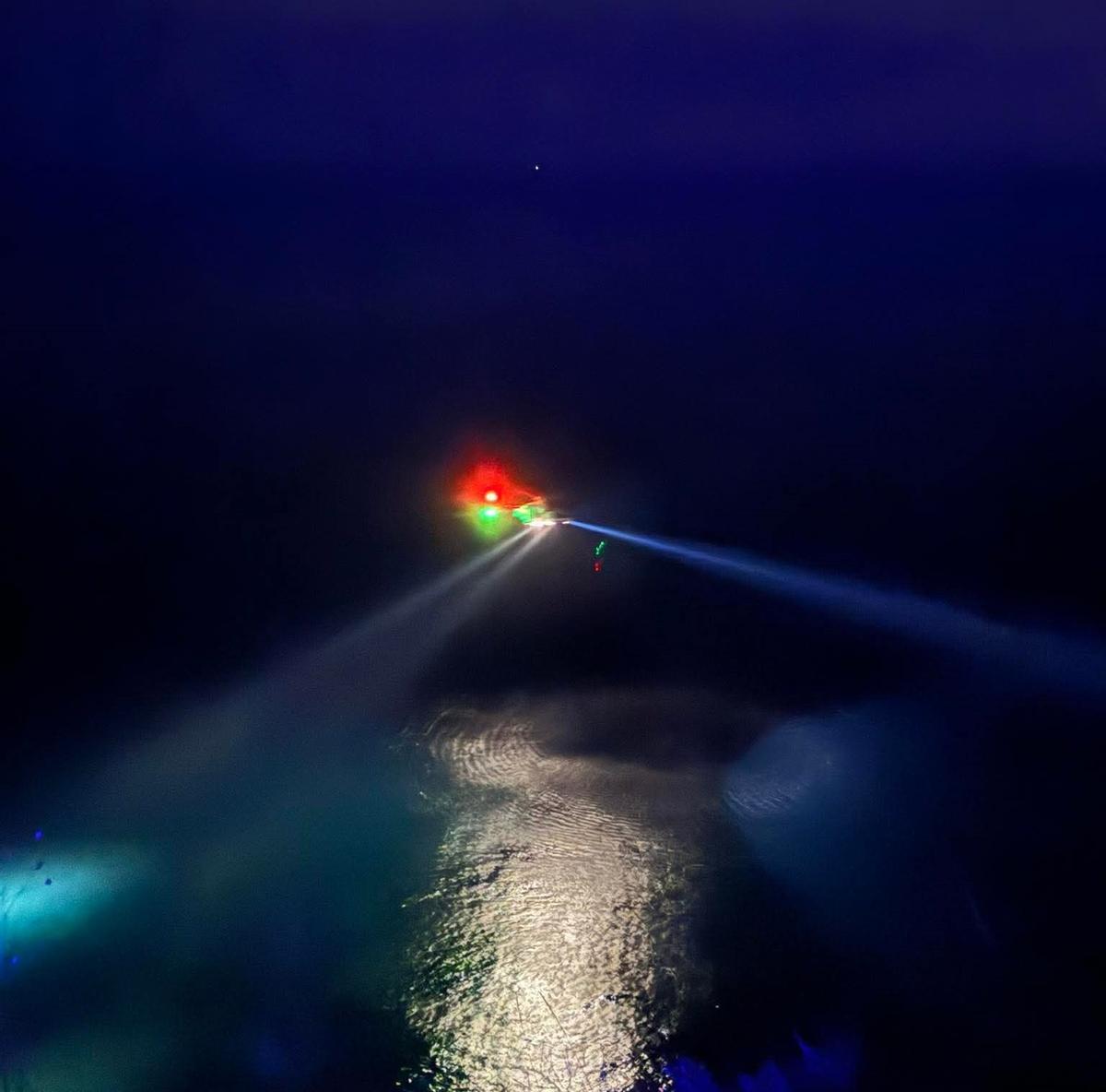 El Helimer de Salvamento Marítimo sobrevuela la costa de Benitatxell