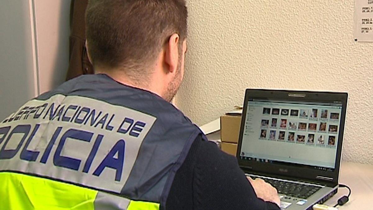 Un policía observa en un ordenador páginas con pornografía.