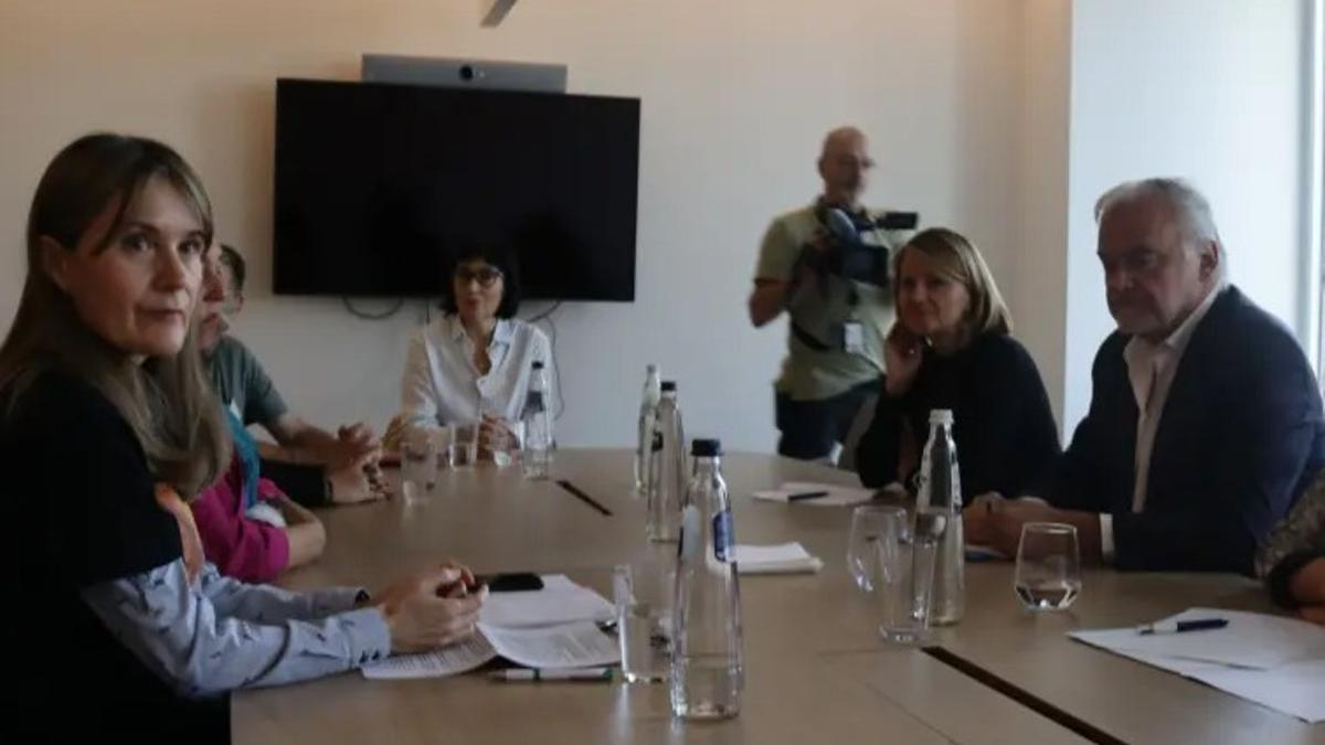 Esteban González Pons, durante su reunión con los representantes de las víctimas de la dana, este miércoles en Bruselas.