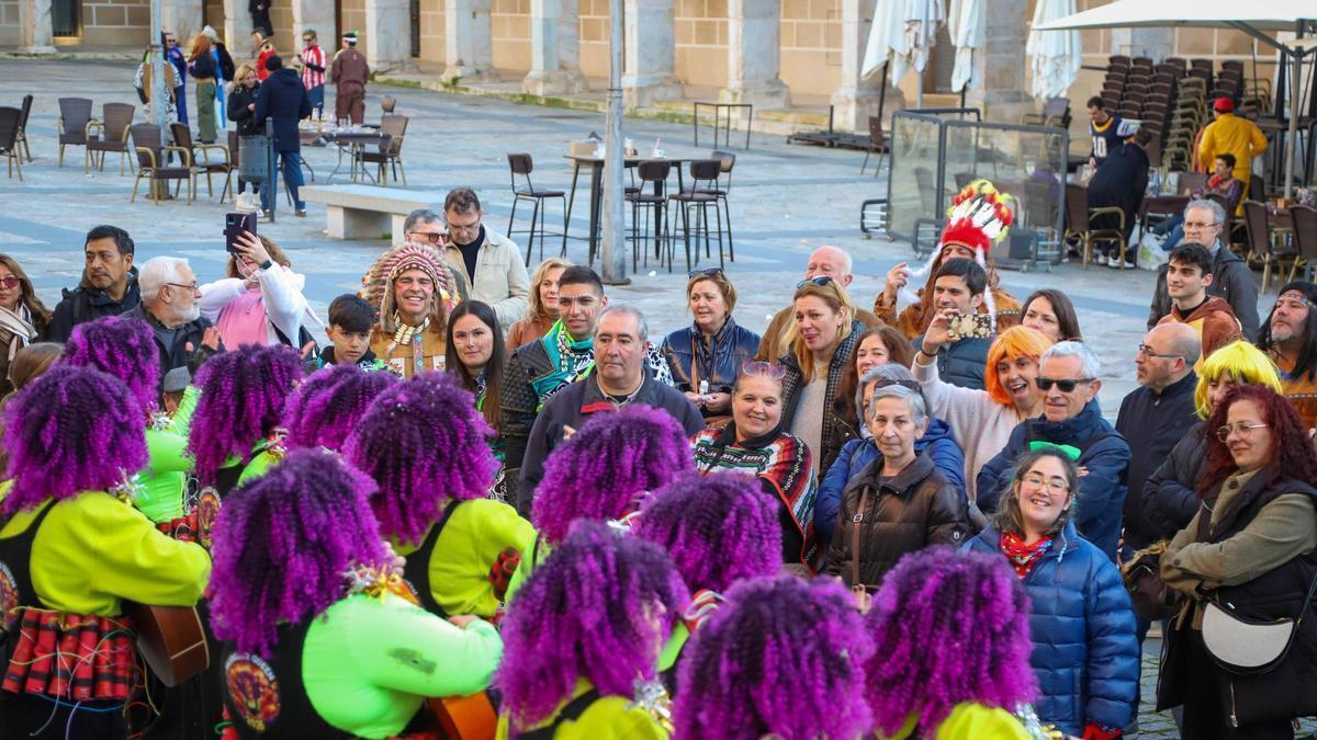 Fotogalería | Las murgas callejeras toman la ciudad de Badajoz