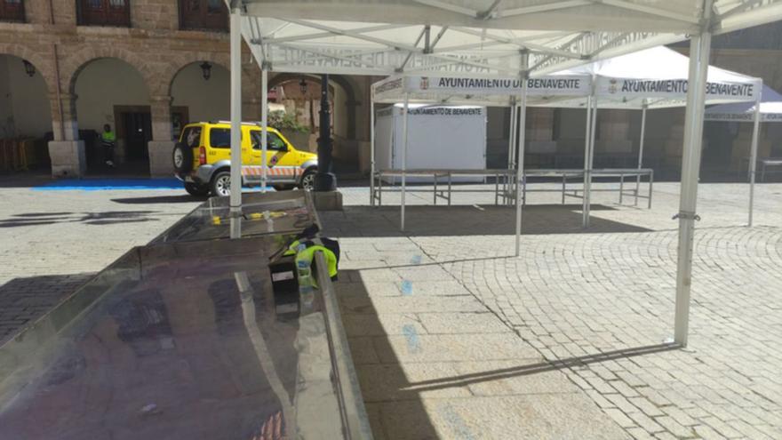 La Plaza Mayor de Benavente preparada para albergar la Feria del Pimiento y Productos de la Tierra | E. P.