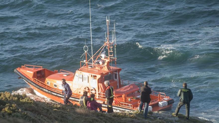 Salvamento Marítimo busca a un joven que cayó al mar en Arteixo