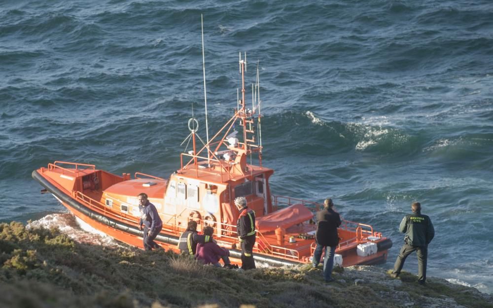 Buscan a un joven que cayó al mar en Arteixo