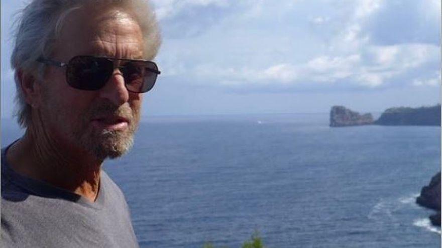 Michael Douglas desea un “feliz sábado” a todo el mundo desde Mallorca