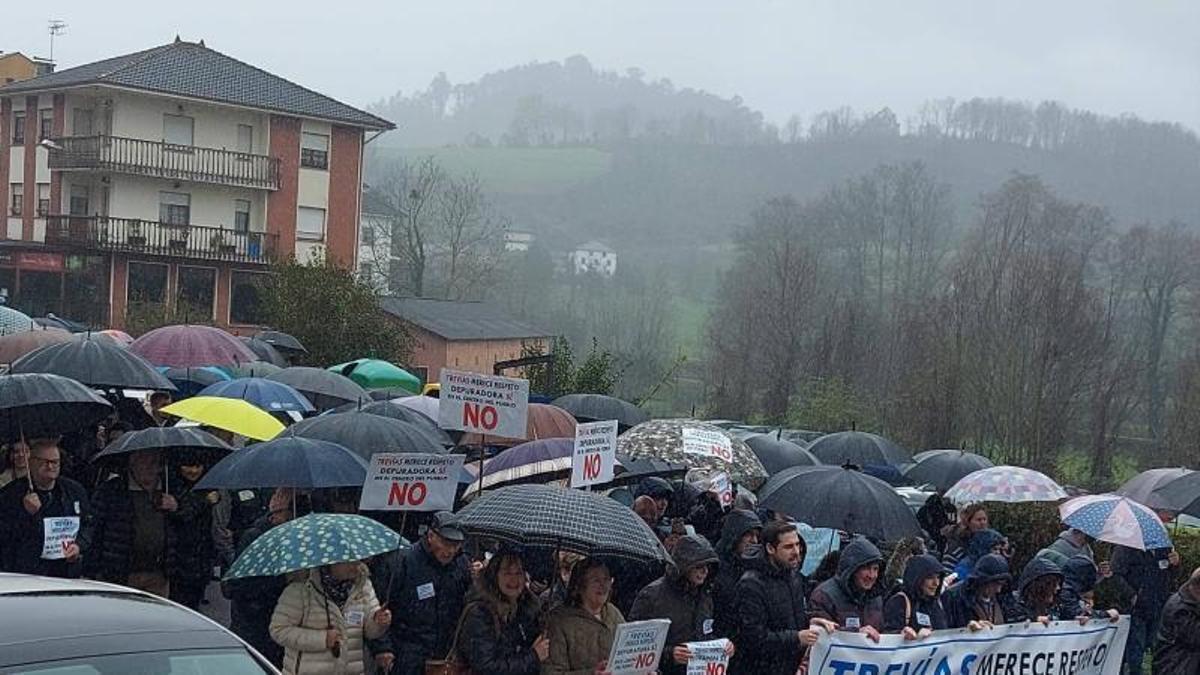 Vecinos con una pancarta reivindicativa durnate la primera manifestación contra la ubicación prevista para la estación depuradora de aguas residuales.