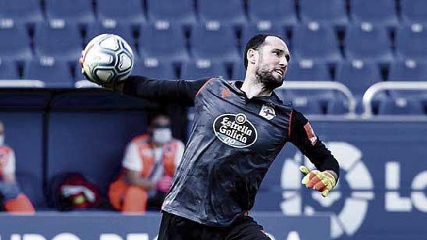 Dani Giménez saca con la mano en una acción del partido de ayer.