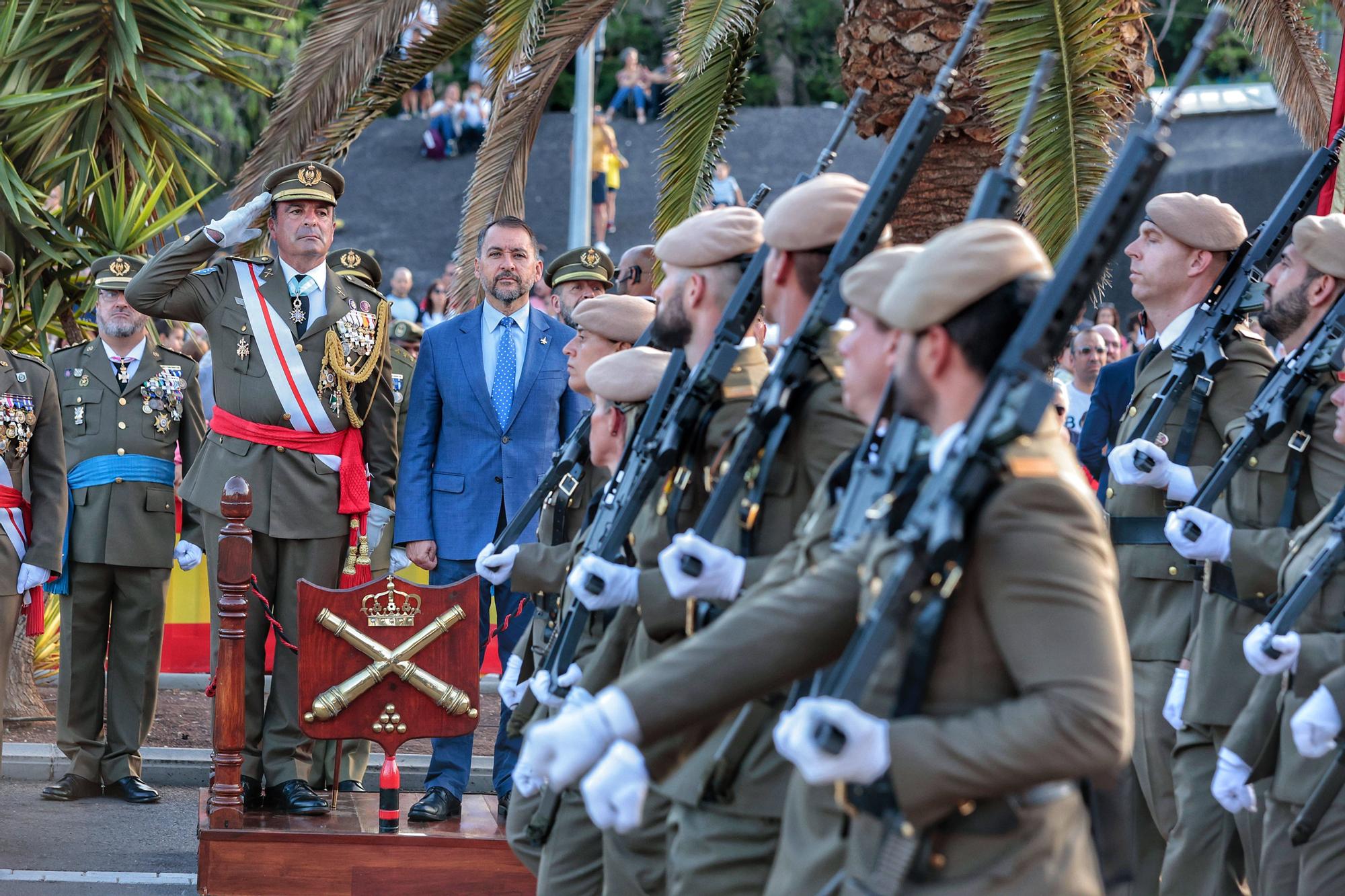 Arriado de la bandera nacional y exposición de material del Ejército