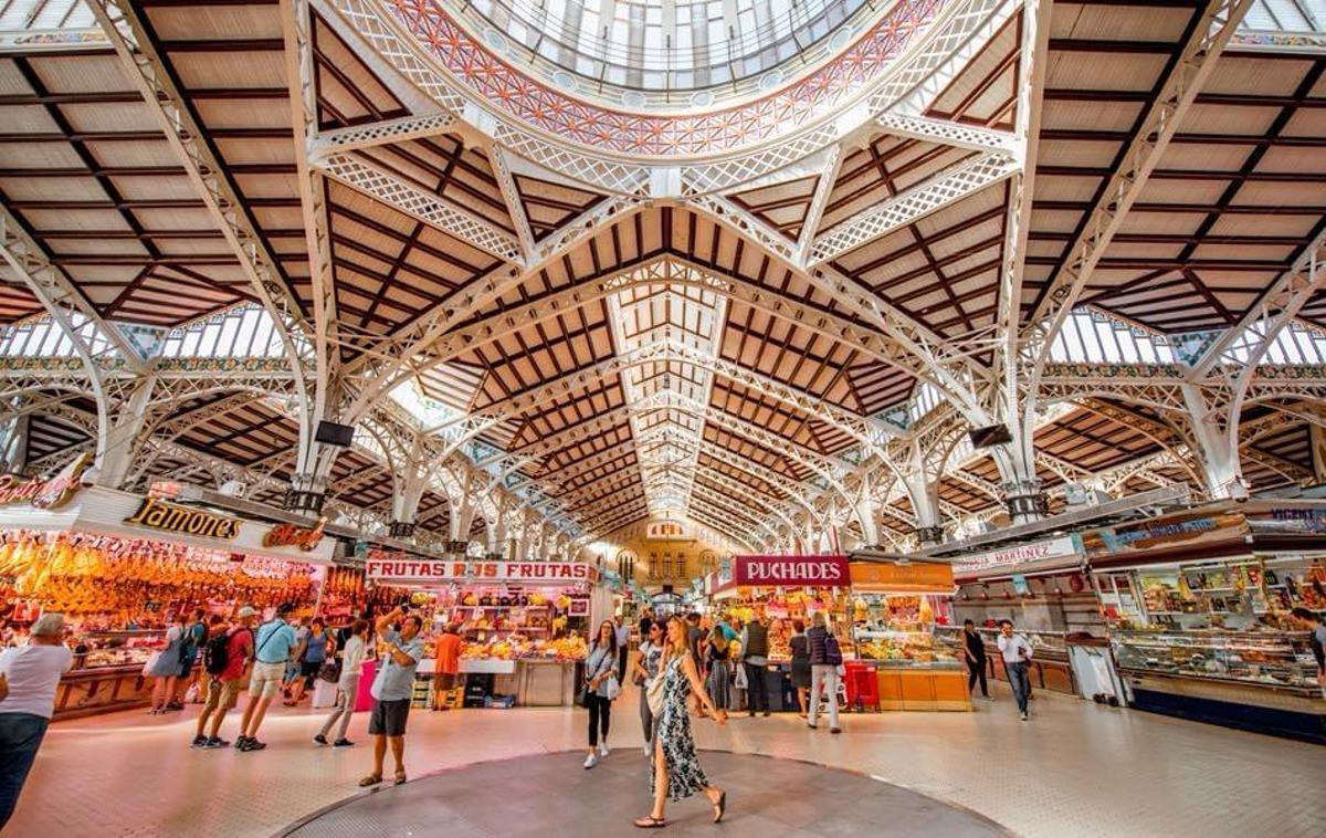Turistas en el Mercado Central de València.