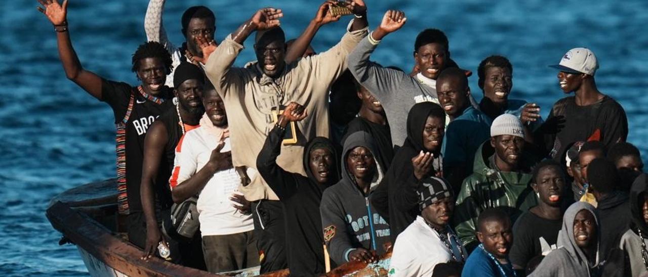 Un cayuco con unos 70 migrantes a bordo llega al puerto de La Restinga, en El Hierro
