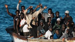 Un cayuco con unos 70 migrantes a bordo llega al puerto de La Restinga, en El Hierro