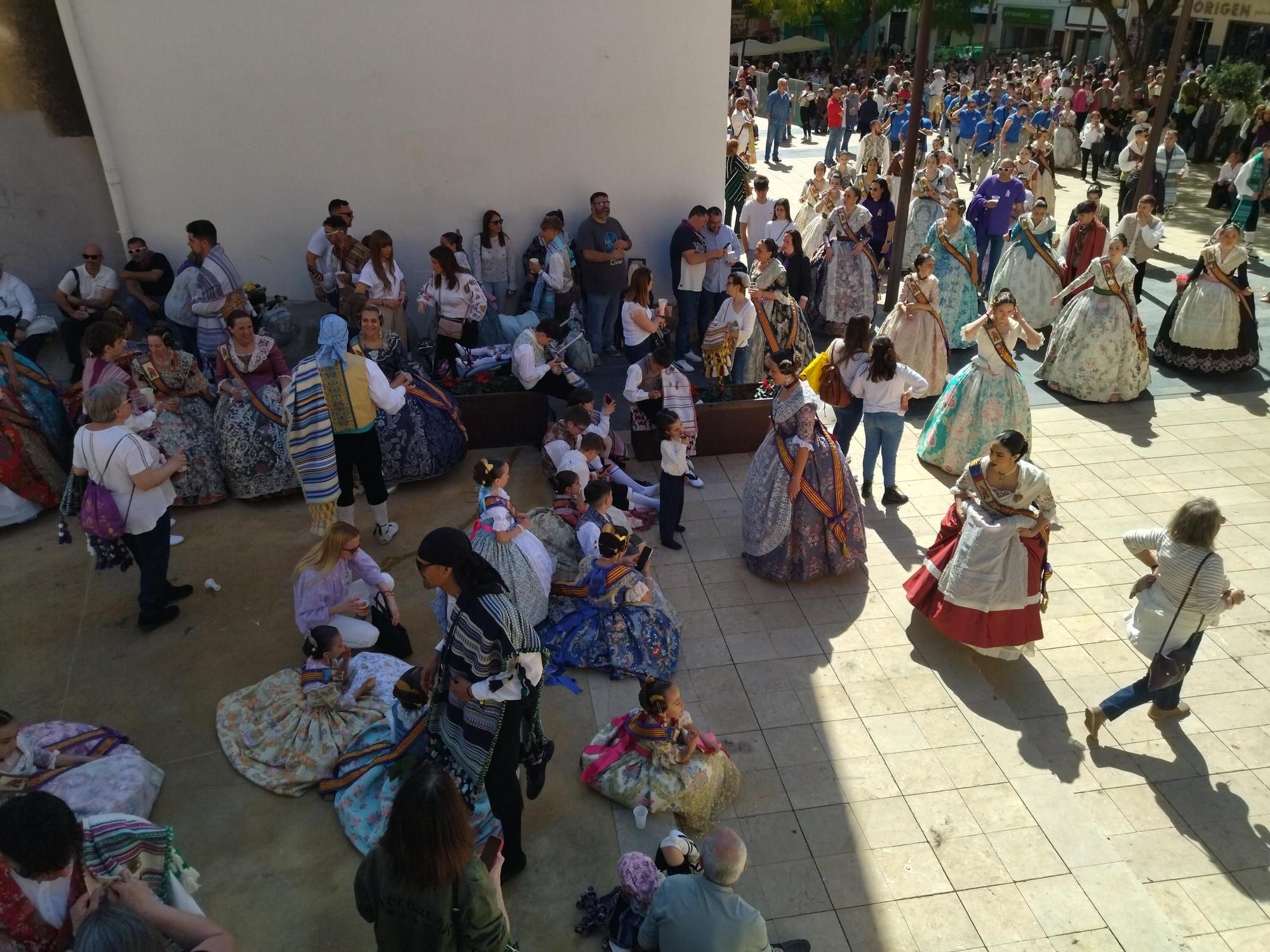 El abanico sombrilla y el lujo de la sombra en el veraniego superdomingo fallero de Dénia (imágenes)